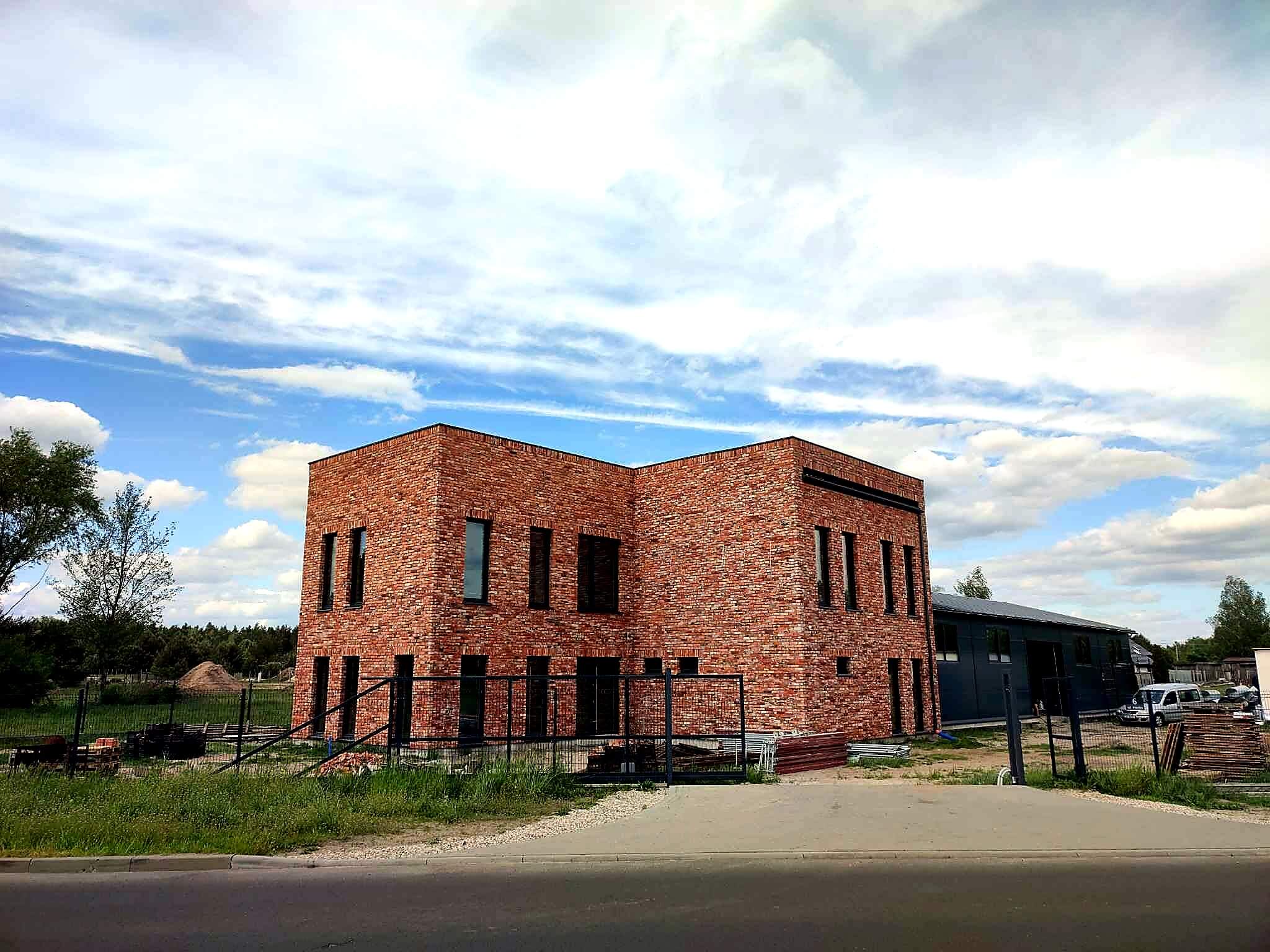 Elewacja budynku po ociepleniu i tynkowaniu — równy tynk i detale (zdjęcie realizacji).